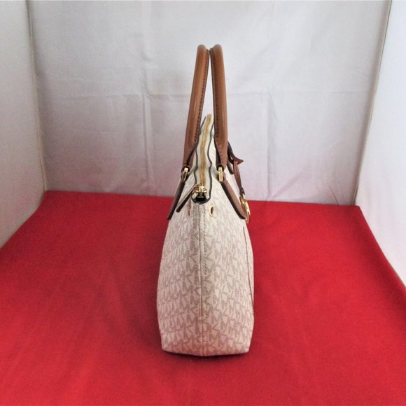 Michael Kors Sierra Signature Medium Messenger - Picture 10 of 13